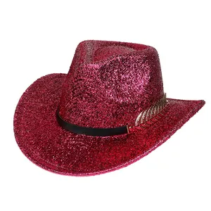 Détail d'un chapeau de cow-boy fuchsia pailleté avec ruban cuir et ornement feuille dorée