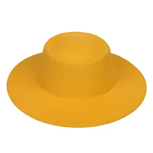 Dettaglio di un cappello in feltro di lana giallo con trama liscia e tesa larga