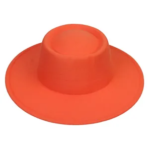Vista dall'alto di un cappello in feltro arancione a tesa larga con corona piatta vintage