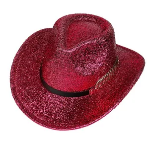 Vue détaillée du chapeau de cowboy rouge pailleté avec ruban noir et plume dorée décorative