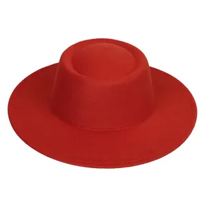 Dettaglio di un cappello in feltro rosso a tesa larga con corona piatta scanalata