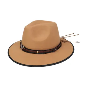 Dettaglio cappello in feltro di lana cammello con pendente in metallo a testa di toro