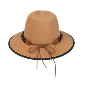 Dettaglio cappello fedora in lana kaki con bordo nero e cinturino decorativo in cuoio