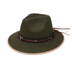 Dettaglio del cappello fedora verde oliva con fascia in pelle e ornamento a teschio di toro