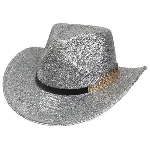 Gros plan d'un chapeau de cowboy à paillettes argentées avec plume dorée et ruban