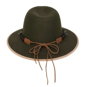 Dettaglio cappello fedora in lana verde scuro con cordino marrone e bordo beige chiaro