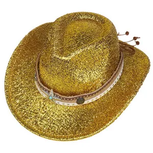 Dettaglio di un cappello da cowboy glitterato dorato con stemma a stella e pietra turchese