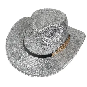 Détail du chapeau de cowboy à paillettes argentées avec ruban noir et boucle dorée