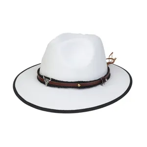 Dettaglio di un cappello fedora bianco con fascia in cuoio e testa di toro argento