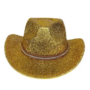 Détail d'un chapeau de cowboy doré à paillettes avec bande marron et strass