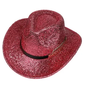 Détail d'un chapeau de cowboy rouge métallisé avec chaîne dorée et texture étincelante