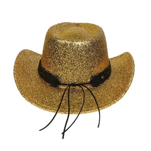 Vue détaillée du chapeau de cowboy doré à paillettes avec ceinture noire décorative