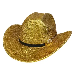 Détail d'un chapeau de cowboy doré à paillettes avec ruban noir et feuilles métalliques