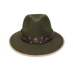 Cappello fedora vintage verde scuro con fascia in pelle e borchia a testa di toro