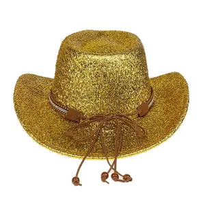 Détail du chapeau de cowboy à paillettes dorées avec strass et cordons à perles