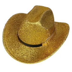 Détail d'un chapeau de cowboy doré à paillettes montrant la texture et la boucle noire