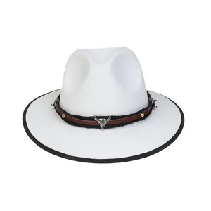 Cappello western bianco con tesa nera e cinturino in pelle con testa di toro