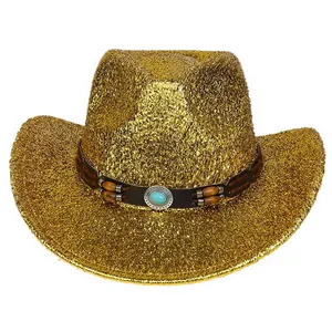 Détail d'un chapeau de cowboy doré à paillettes avec bandeau en cuir turquoise et perles