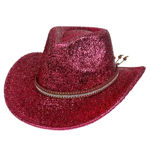Détail d'un chapeau de cow-boy à paillettes rouges avec bande strass et lacets en perles