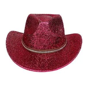 Vue détaillée du chapeau de cowboy à paillettes rouges avec bande en cuir et strass