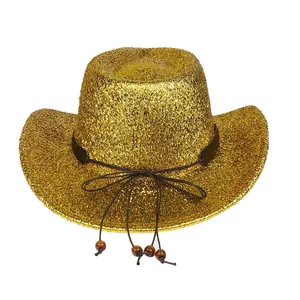 Détail d'un chapeau de cowboy doré scintillant avec paillettes et perles en bois brun