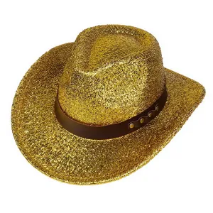 Detalle de sombrero vaquero rosa con purpurina dorada y banda de cuero tachonada