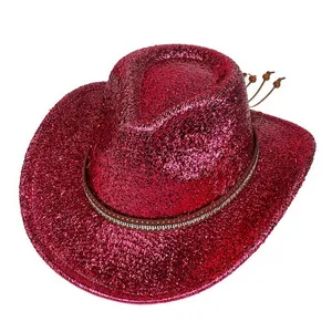 Détail d'un chapeau de cowboy à paillettes rose avec ruban strass et cordon perlé