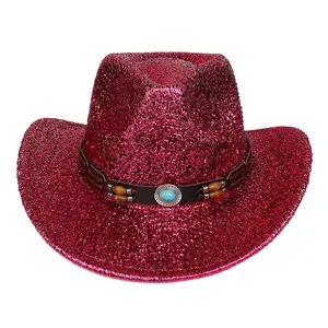 Détail d'un chapeau de cowboy à paillettes magenta avec perles et pierre de turquoise