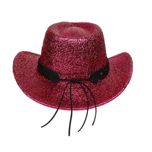 Gros plan d'un chapeau de cowboy rose pailleté avec bande en cuir et pompons noirs