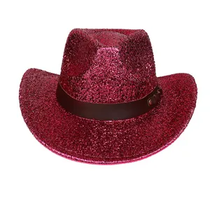 Detalle de sombrero vaquero rosa con lentejuelas, banda de cuero y tachuelas