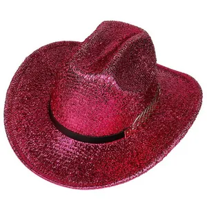 Détail d'un chapeau de cow-boy à paillettes magenta avec ruban noir et texture brillante