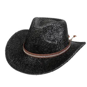 Détail d'un chapeau de cowboy noir avec bandeau en cuir à strass et jugulaire