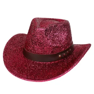 Detalle de sombrero vaquero con lentejuelas rosa, banda de cuero sintético y tachuelas