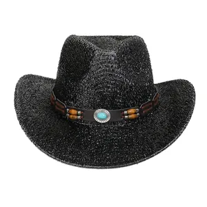 Détail du chapeau de cowboy noir pailleté avec pierre turquoise et perles en bois sur le ruban