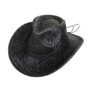Détail du chapeau de cowboy noir tressé avec bandeau en cuir ajouré et larges bords