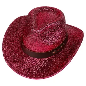 Vista superior de sombrero vaquero rosa con lentejuelas brillantes y banda con remaches