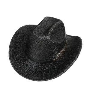 Détail d'un chapeau de cow-boy noir avec paillettes métalliques et boucle plume dorée