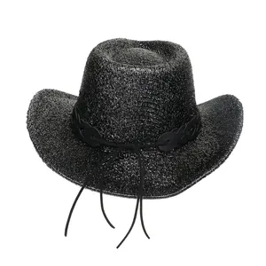 Détail du chapeau de cowboy noir pailleté avec bande en cuir et longues franges élégantes