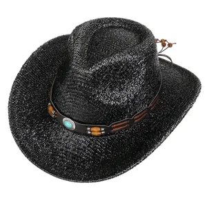 Chapeau de cow-boy tissé noir avec pierre turquoise et perles en bois sur fond blanc