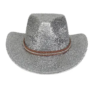 Détail d'un chapeau de cowboy à paillettes argentées avec bandeau en cuir et cristaux