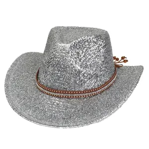 Détail d'un chapeau de cowboy à paillettes argentées avec sangle marron à rivets fins