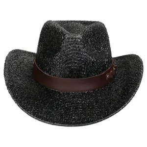 Detalle macro de sombrero vaquero negro brillante con banda de cuero marrón y tachuelas
