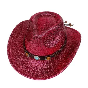 Gros plan du chapeau de cowboy rose pailleté avec pierre turquoise et perles
