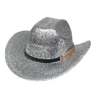 Détail du chapeau de cowboy à paillettes argentées avec ruban noir et feuille dorée