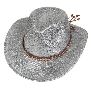 Vue de dessus détaillée du chapeau de cowboy à paillettes argentées avec ruban en cuir clouté