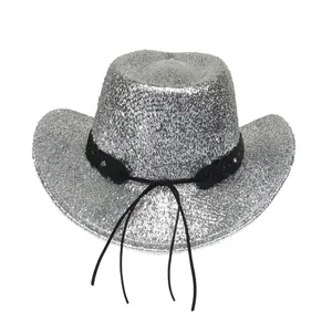 Détail d'un chapeau de cowboy à paillettes argentées avec ruban tressé noir décoratif