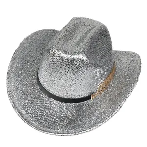 Gros plan du chapeau de cowboy argenté pailleté avec plume dorée et ruban noir