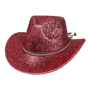 Vue détaillée du chapeau de cowboy à paillettes rouges avec bandeau en strass et cordon perlé