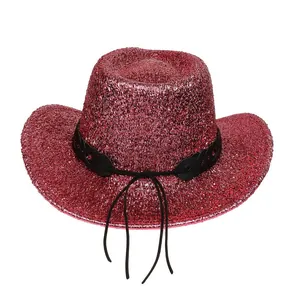 Détail du chapeau de cowboy rouge pailleté avec ruban noir et sequins pour fête et soirée