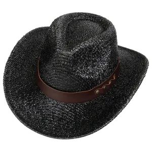 Vista de cerca de sombrero vaquero negro con banda de cuero marrón y remaches